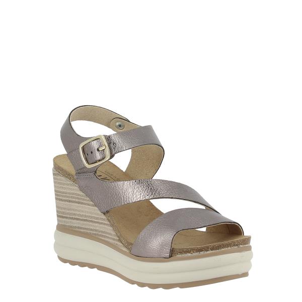 In this captivating photo, Plakton's 375900 Metallic Women's Wedge Sandals shimmer with sophistication. The multi-strap design, adjustable ankle strap, and contoured cork sole are highlighted, offering both style and comfort. Crafted with premium vegan materials and made in Spain, these sandals are the epitome of smart casual fashion for the modern woman.